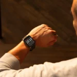 runner che misura il suo allenamento HIIT per la corsa con l'orologio