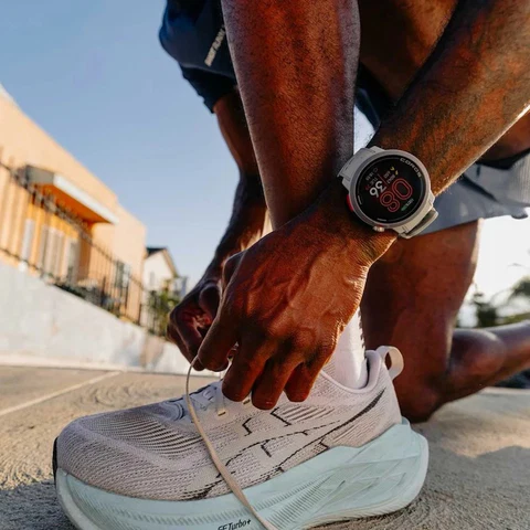 runner che si lega le scarpe prima di iniziare un allenamento HIIT